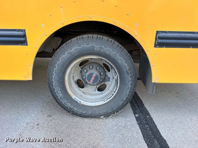 image for item DY3174 2000 Thomas Savana school bus
