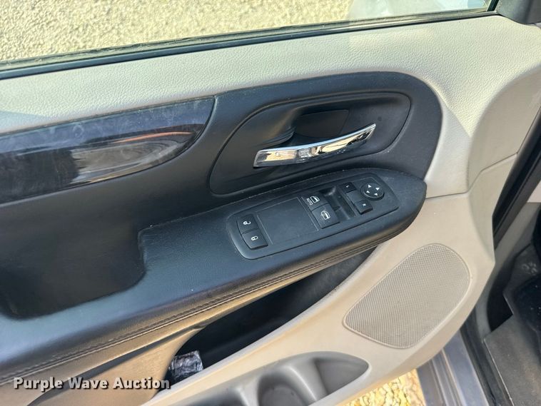 image for item DY3182 2013 Dodge Grand Caravan van