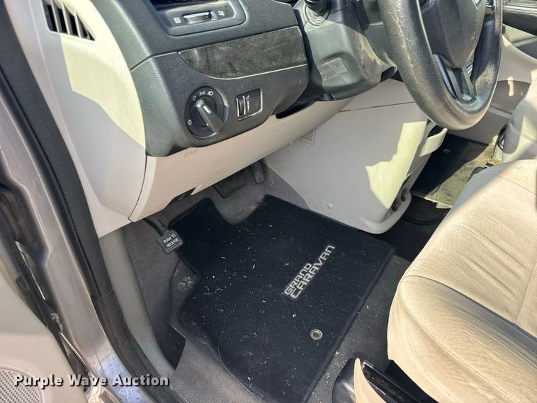 image for item DY3182 2013 Dodge Grand Caravan van