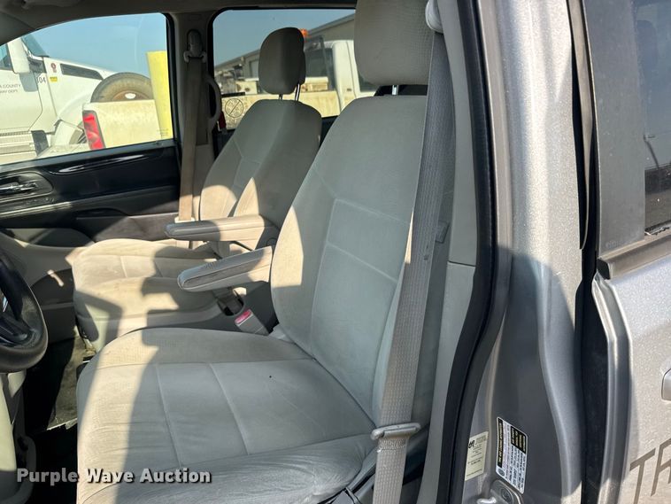 image for item DY3182 2013 Dodge Grand Caravan van
