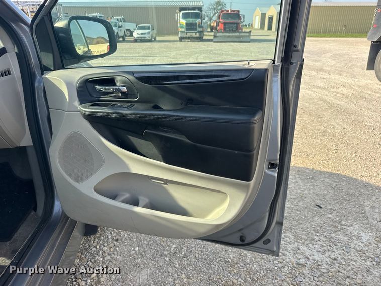 image for item DY3182 2013 Dodge Grand Caravan van