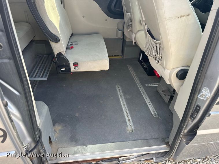 image for item DY3182 2013 Dodge Grand Caravan van