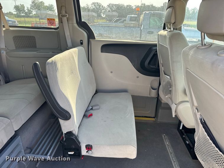 image for item DY3182 2013 Dodge Grand Caravan van
