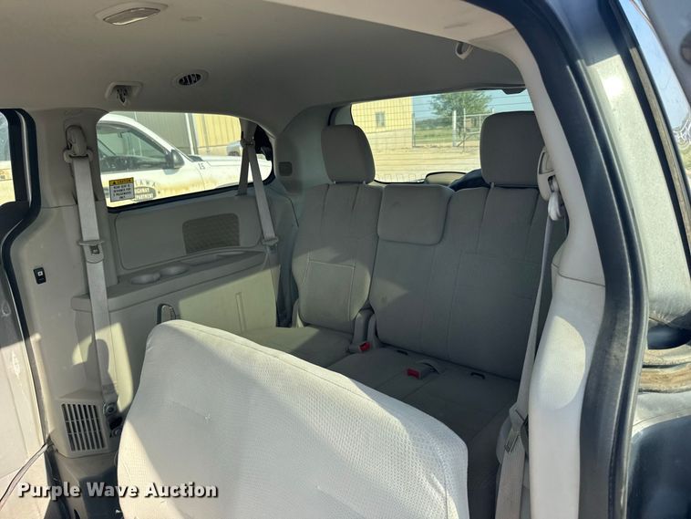 image for item DY3182 2013 Dodge Grand Caravan van