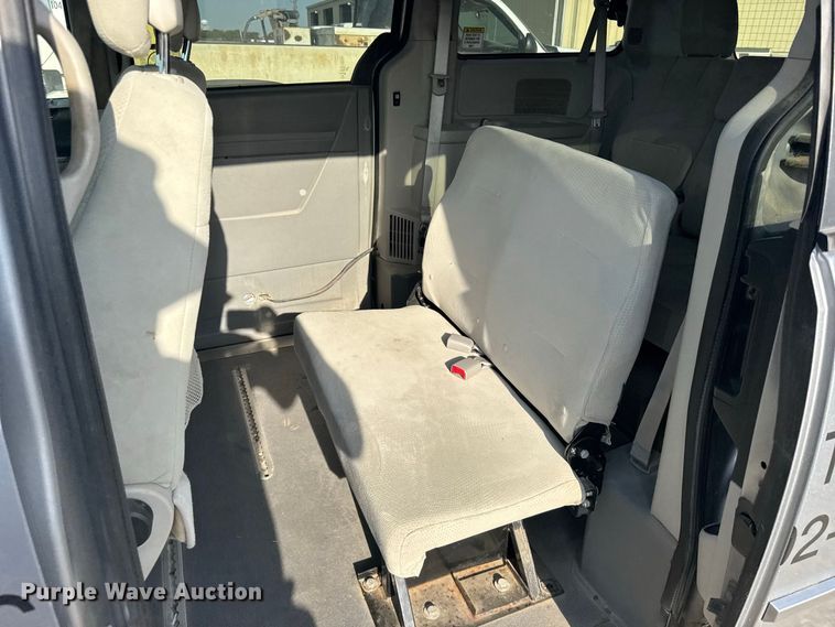 image for item DY3182 2013 Dodge Grand Caravan van