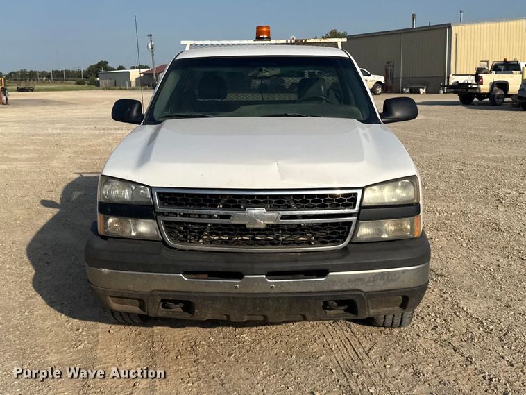 image for item DY3183 2006 Chevrolet Silverado 1500 pickup truck