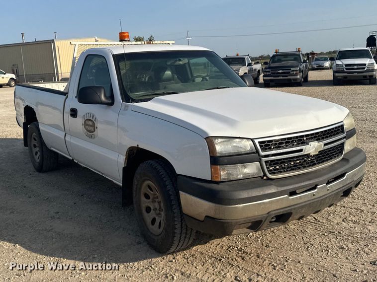image for item DY3183 2006 Chevrolet Silverado 1500 pickup truck