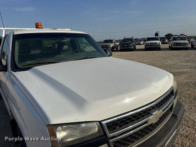 image for item DY3183 2006 Chevrolet Silverado 1500 pickup truck
