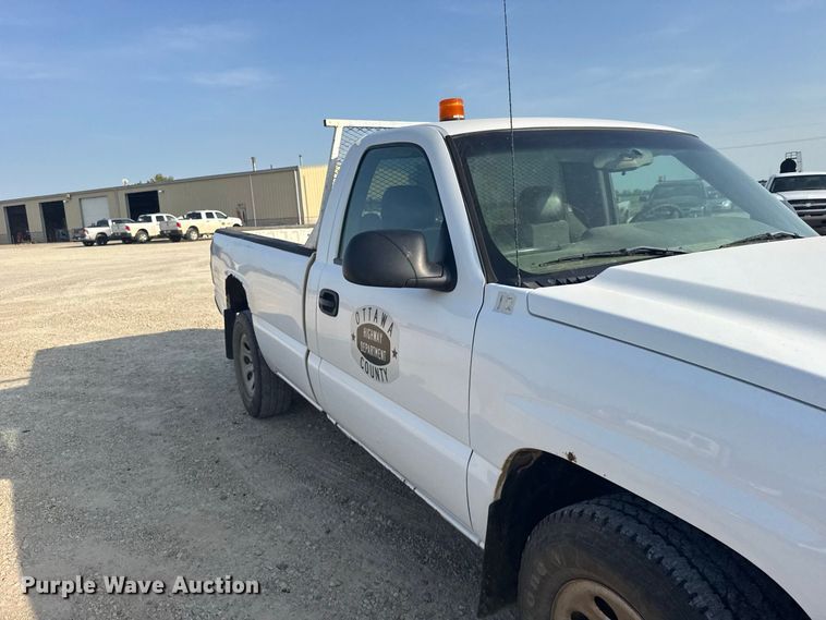 image for item DY3183 2006 Chevrolet Silverado 1500 pickup truck