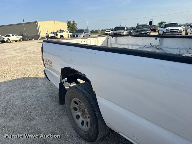 image for item DY3183 2006 Chevrolet Silverado 1500 pickup truck