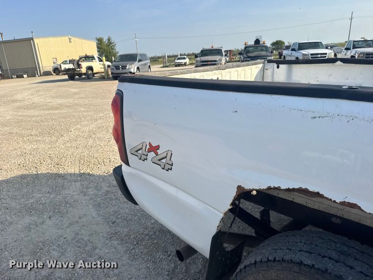 image for item DY3183 2006 Chevrolet Silverado 1500 pickup truck