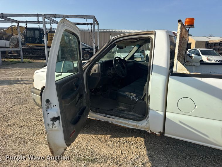 image for item DY3183 2006 Chevrolet Silverado 1500 pickup truck