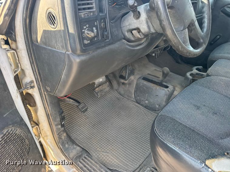image for item DY3183 2006 Chevrolet Silverado 1500 pickup truck