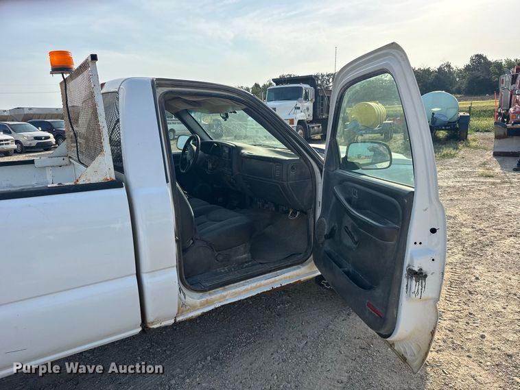 image for item DY3183 2006 Chevrolet Silverado 1500 pickup truck