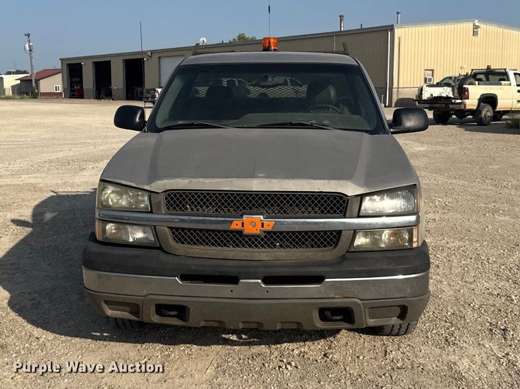 image for item DY3184 2004 Chevrolet Silverado 1500 pickup truck