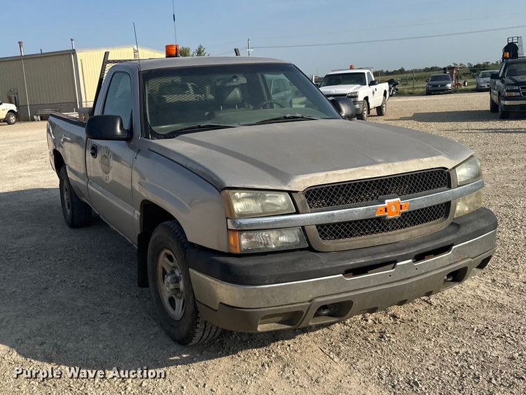 image for item DY3184 2004 Chevrolet Silverado 1500 pickup truck