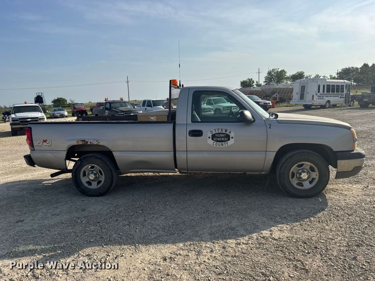 image for item DY3184 2004 Chevrolet Silverado 1500 pickup truck