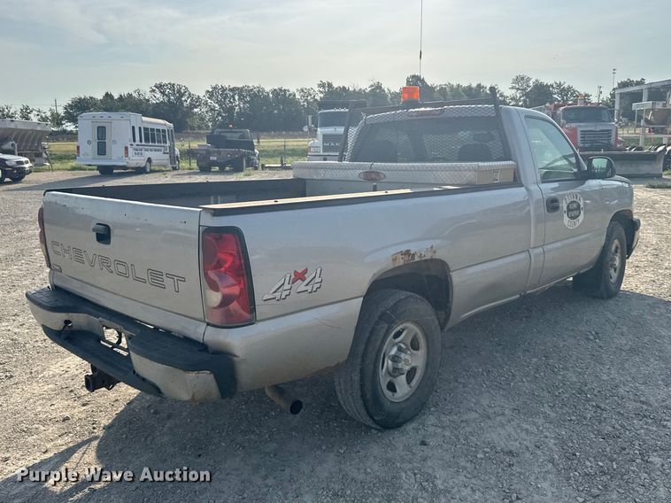 image for item DY3184 2004 Chevrolet Silverado 1500 pickup truck