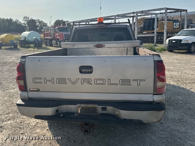 image for item DY3184 2004 Chevrolet Silverado 1500 pickup truck