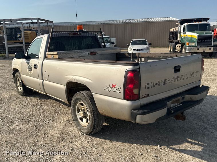 image for item DY3184 2004 Chevrolet Silverado 1500 pickup truck