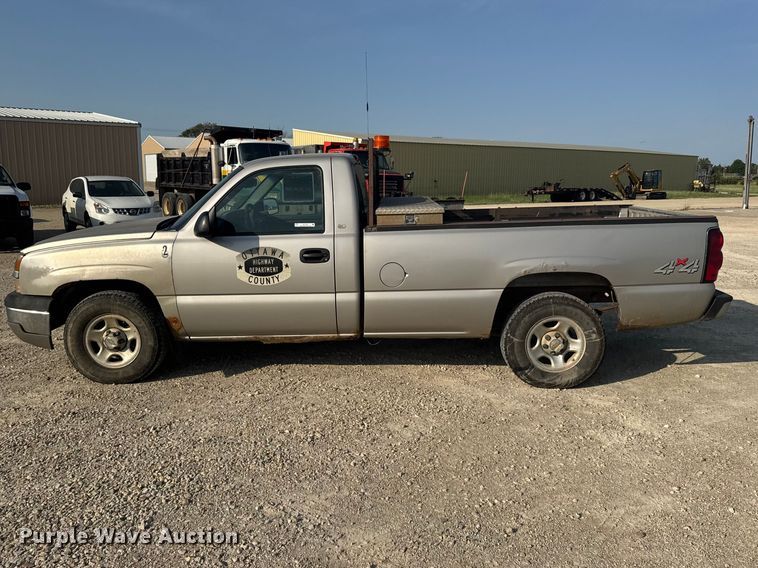 image for item DY3184 2004 Chevrolet Silverado 1500 pickup truck