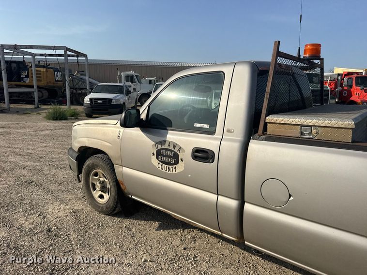 image for item DY3184 2004 Chevrolet Silverado 1500 pickup truck