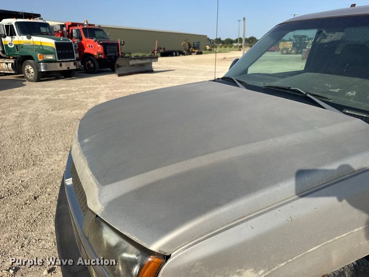 image for item DY3184 2004 Chevrolet Silverado 1500 pickup truck