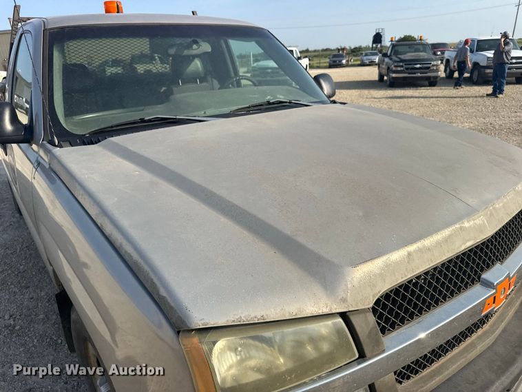 image for item DY3184 2004 Chevrolet Silverado 1500 pickup truck