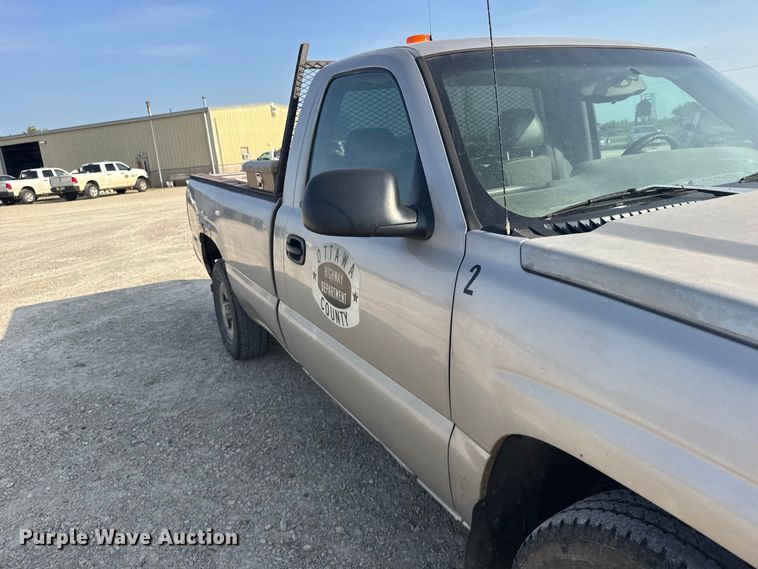 image for item DY3184 2004 Chevrolet Silverado 1500 pickup truck