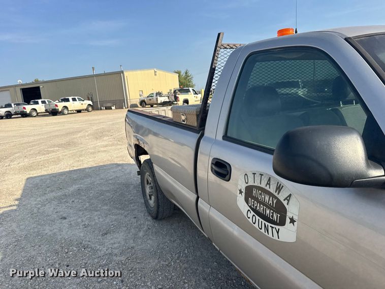 image for item DY3184 2004 Chevrolet Silverado 1500 pickup truck