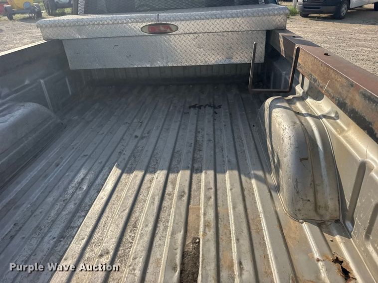 image for item DY3184 2004 Chevrolet Silverado 1500 pickup truck