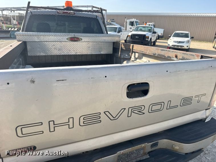 image for item DY3184 2004 Chevrolet Silverado 1500 pickup truck