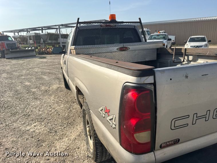 image for item DY3184 2004 Chevrolet Silverado 1500 pickup truck