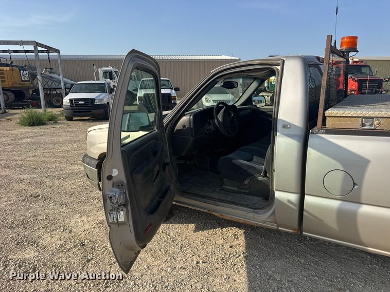 image for item DY3184 2004 Chevrolet Silverado 1500 pickup truck