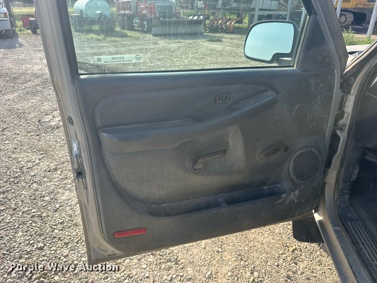 image for item DY3184 2004 Chevrolet Silverado 1500 pickup truck