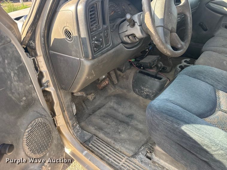 image for item DY3184 2004 Chevrolet Silverado 1500 pickup truck
