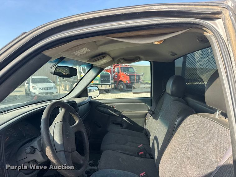 image for item DY3184 2004 Chevrolet Silverado 1500 pickup truck