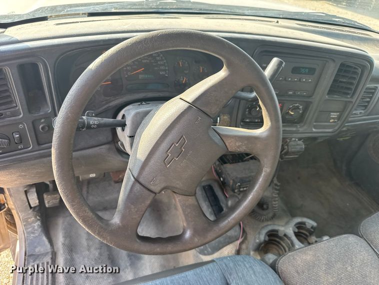 image for item DY3184 2004 Chevrolet Silverado 1500 pickup truck