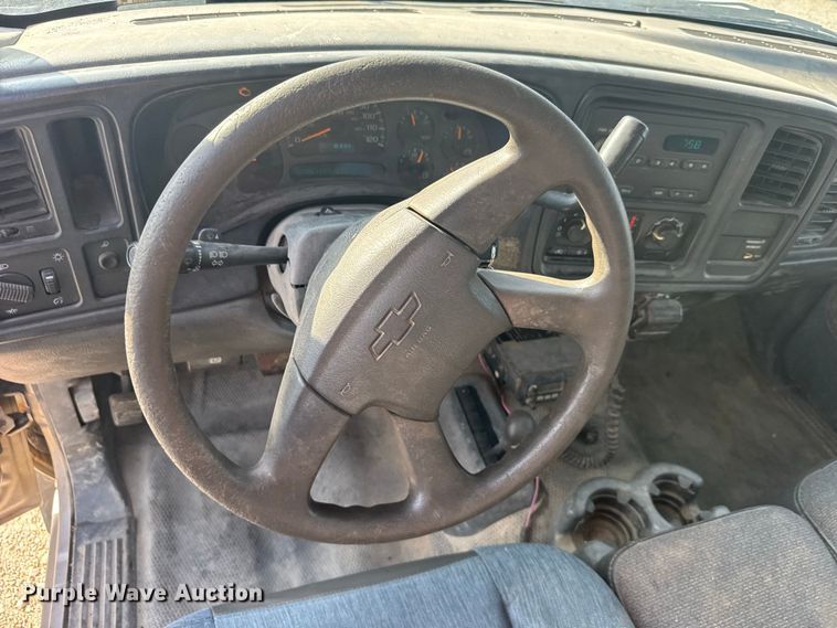 image for item DY3184 2004 Chevrolet Silverado 1500 pickup truck