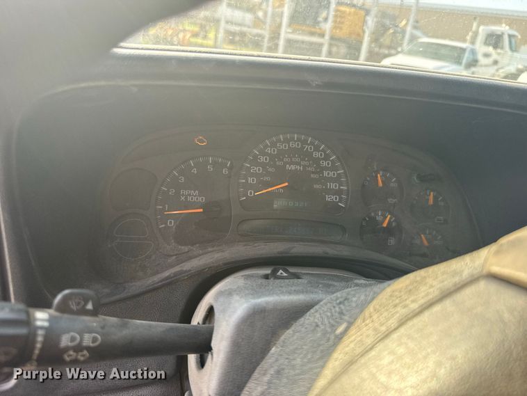 image for item DY3184 2004 Chevrolet Silverado 1500 pickup truck