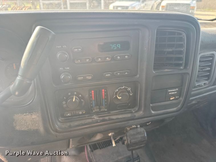 image for item DY3184 2004 Chevrolet Silverado 1500 pickup truck
