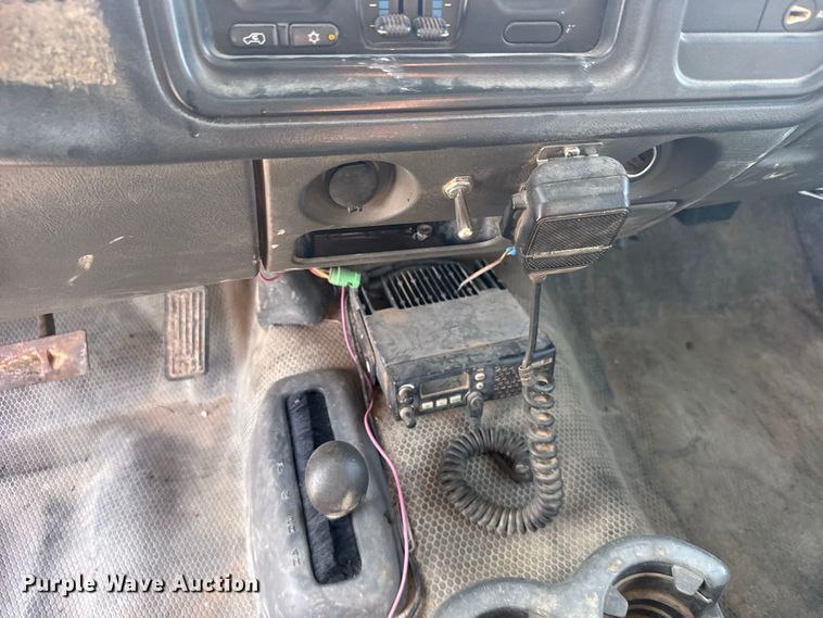 image for item DY3184 2004 Chevrolet Silverado 1500 pickup truck