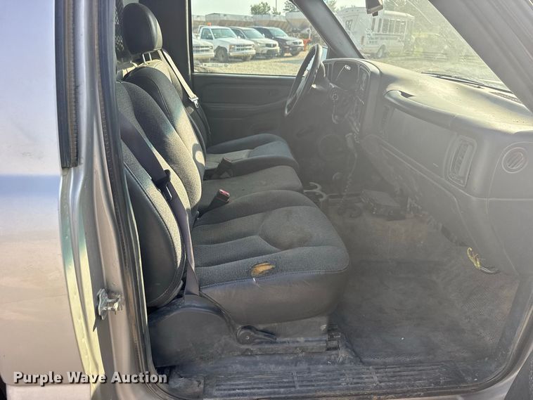 image for item DY3184 2004 Chevrolet Silverado 1500 pickup truck