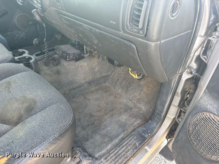 image for item DY3184 2004 Chevrolet Silverado 1500 pickup truck