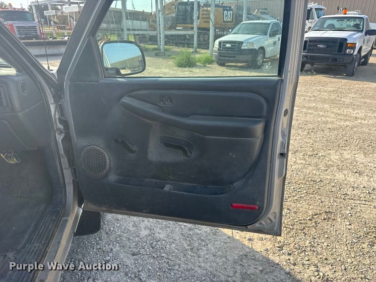 image for item DY3184 2004 Chevrolet Silverado 1500 pickup truck