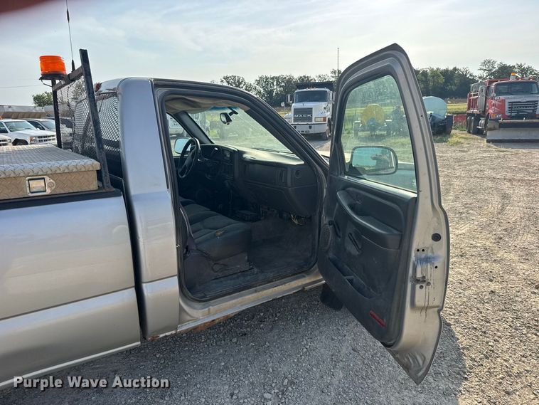 image for item DY3184 2004 Chevrolet Silverado 1500 pickup truck