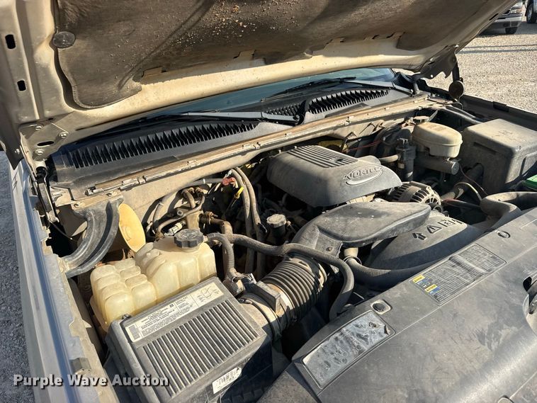 image for item DY3184 2004 Chevrolet Silverado 1500 pickup truck