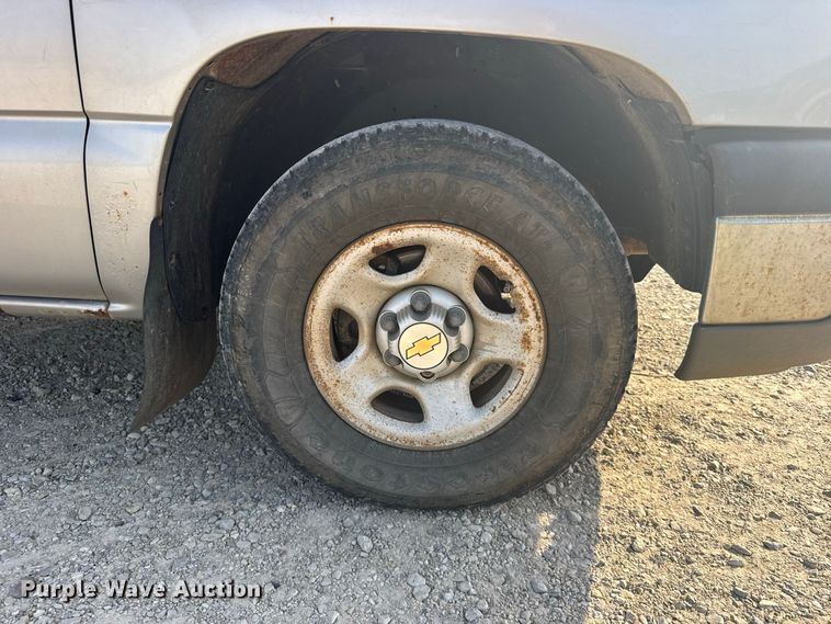 image for item DY3184 2004 Chevrolet Silverado 1500 pickup truck