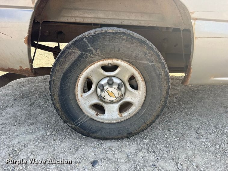 image for item DY3184 2004 Chevrolet Silverado 1500 pickup truck