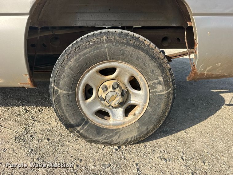 image for item DY3184 2004 Chevrolet Silverado 1500 pickup truck